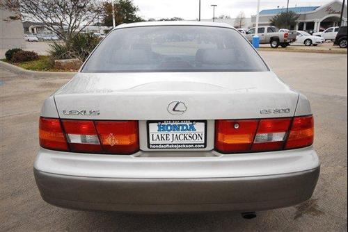 Lexus ES 300 1999 photo 2