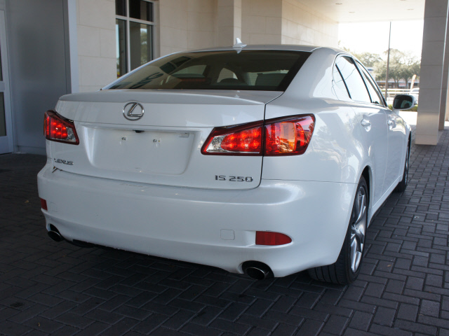 Lexus IS 250 2010 photo 2