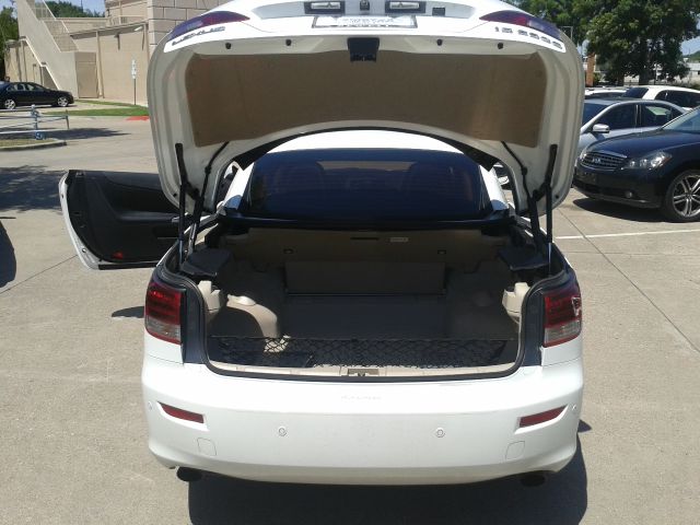 Lexus IS 250C 2010 photo 13