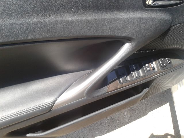 Lexus IS 250C 2010 photo 14