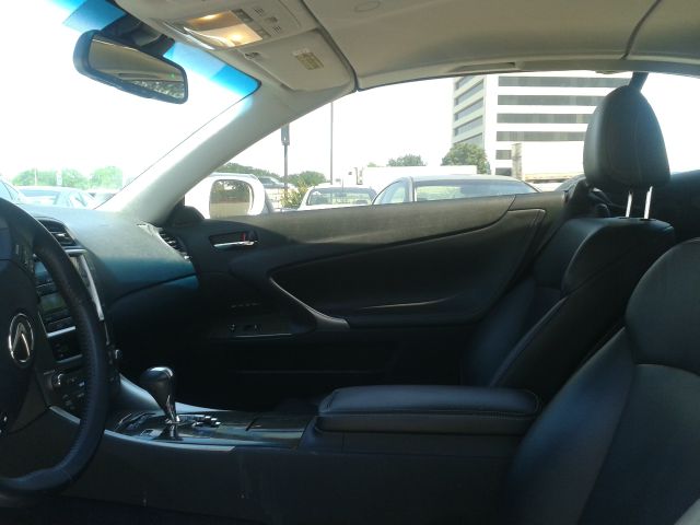 Lexus IS 250C 2010 photo 15