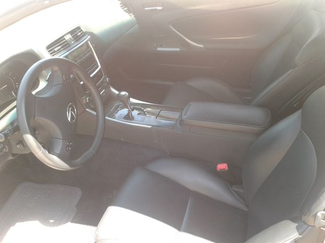 Lexus IS 250C 2010 photo 17