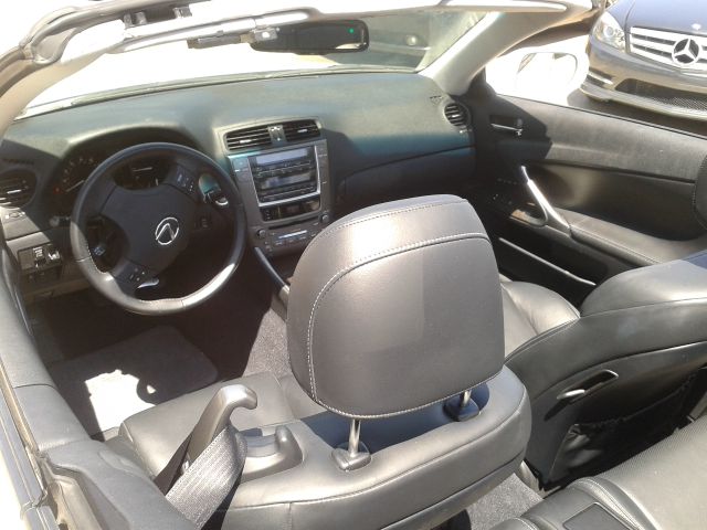 Lexus IS 250C 2010 photo 9