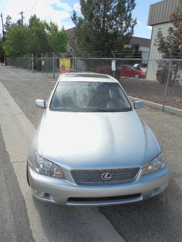 Lexus IS 300 2001 photo 2