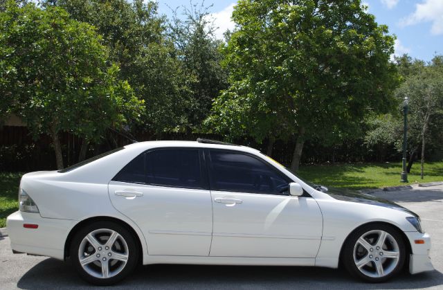 Lexus IS 300 2001 photo 2