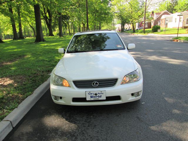 Lexus IS 300 2001 photo 2