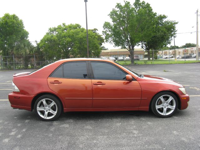 Lexus IS 300 2001 photo 2