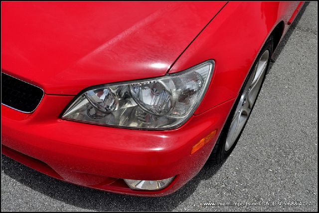 Lexus IS 300 2002 photo 2