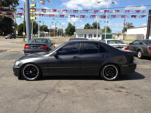 Lexus IS 300 2002 photo 2