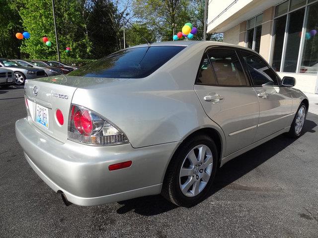 Lexus IS 300 2002 photo 2