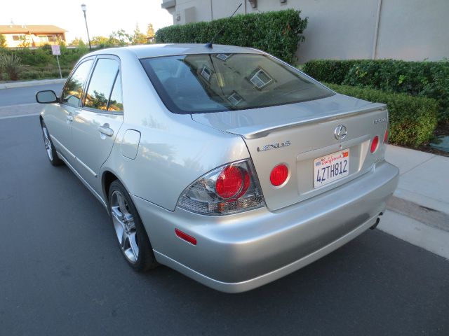 Lexus IS 300 2003 photo 2