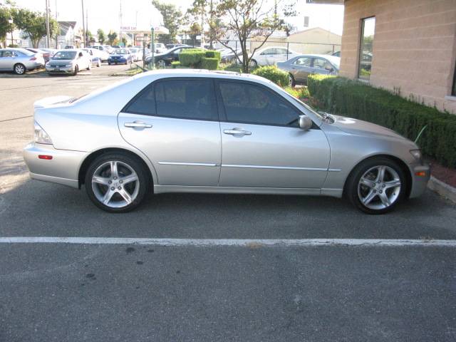 Lexus IS 300 2003 photo 2