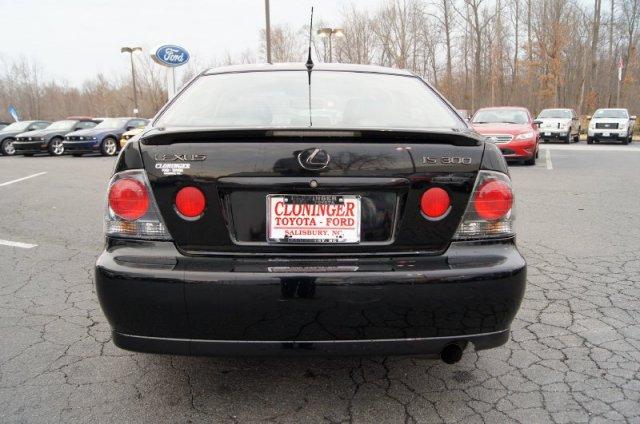 Lexus IS 300 2003 photo 2