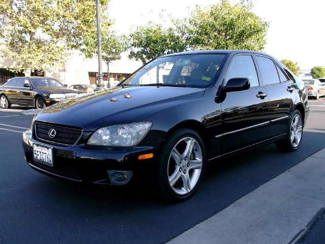 Lexus IS 300 2004 photo 2