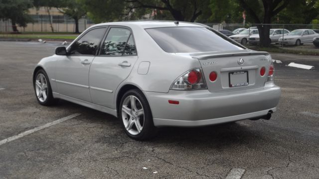 Lexus IS 300 323it Sedan