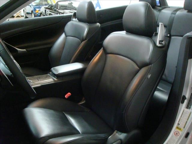 Lexus IS 350C 2010 photo 14