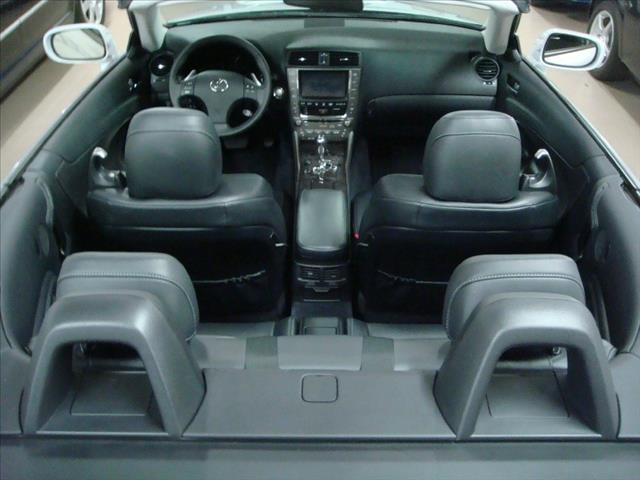 Lexus IS 350C 2010 photo 16