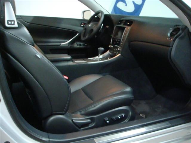 Lexus IS 350C 2010 photo 21