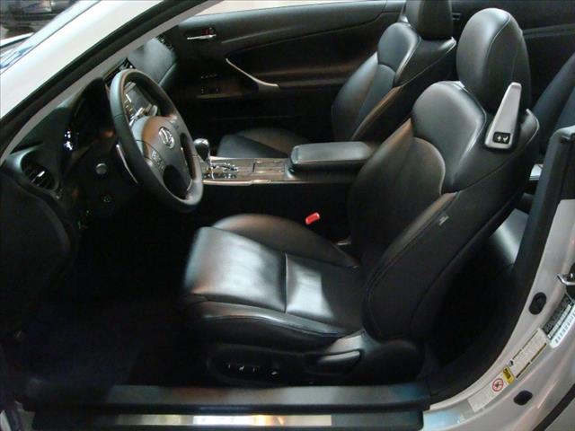 Lexus IS 350C 2010 photo 24