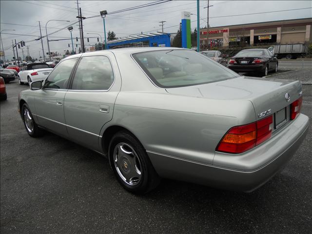 Lexus LS 400 Base Sedan
