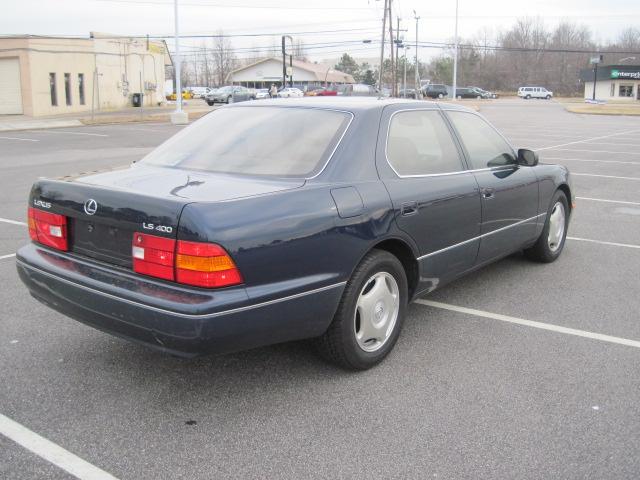 Lexus LS 400 Base Sedan