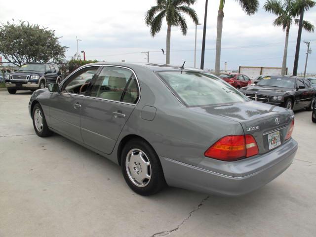 Lexus LS 430 2002 photo 2