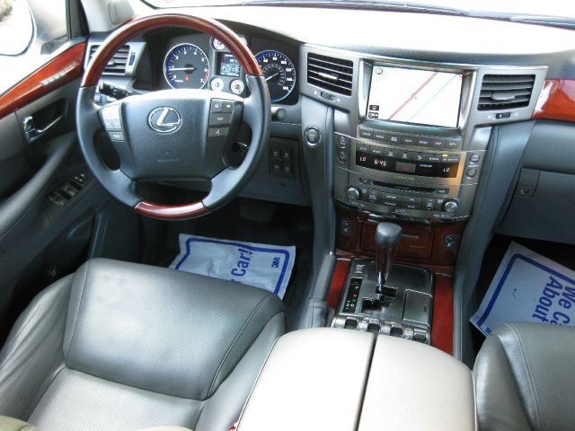 Lexus LX 570 2009 photo 17