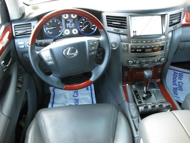 Lexus LX 570 2009 photo 18