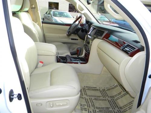 Lexus LX 570 2010 photo 2