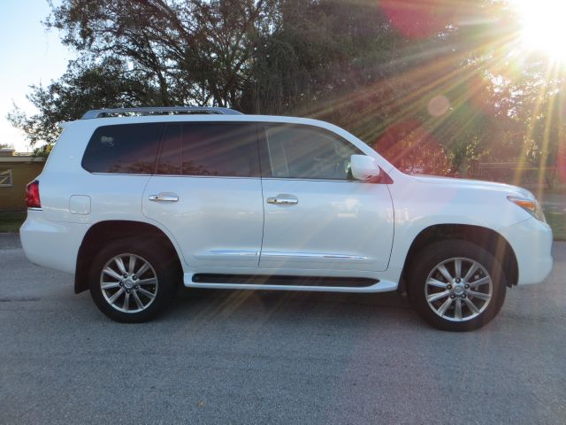 Lexus LX 570 2011 photo 2