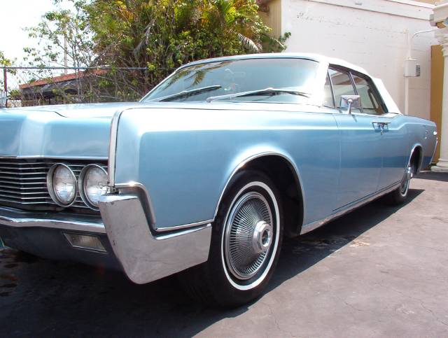 Lincoln Continental 1966 photo 2