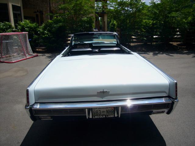 Lincoln Continental 1966 photo 2