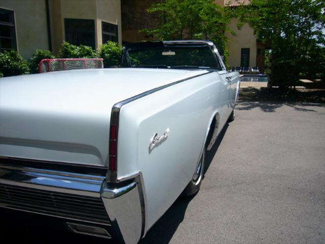 Lincoln Continental 1966 photo 3