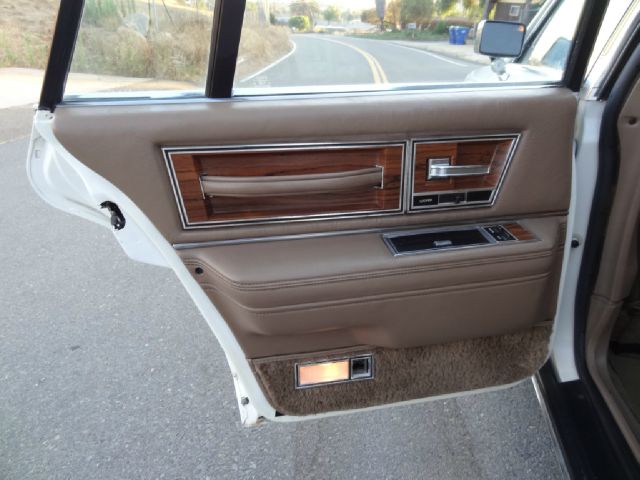 Lincoln Continental 1982 photo 2