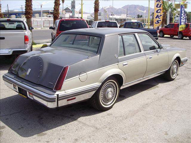 Lincoln Continental 1982 photo 2