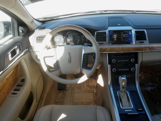 Lincoln MKS 2011 photo 2