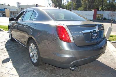 Lincoln MKS 2011 photo 2