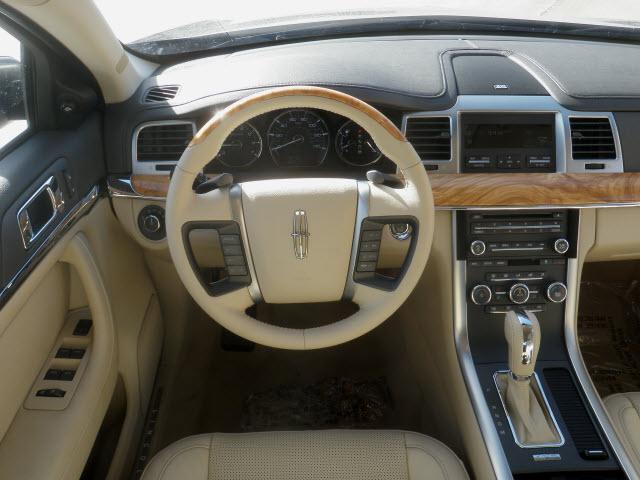 Lincoln MKS 2011 photo 2
