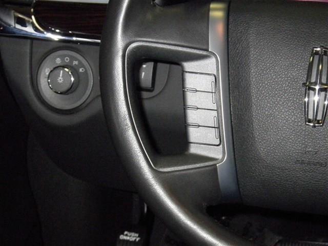 Lincoln MKS 2011 photo 2