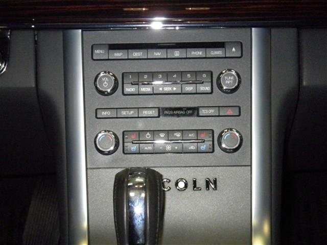 Lincoln MKS 2011 photo 23