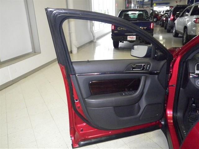 Lincoln MKS 2011 photo 26