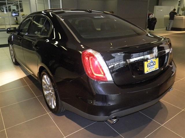 Lincoln MKS 2011 photo 4