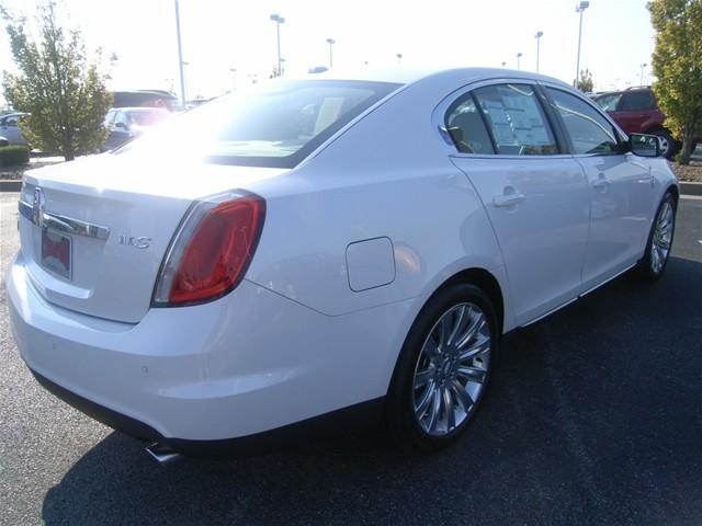 Lincoln MKS 2011 photo 2