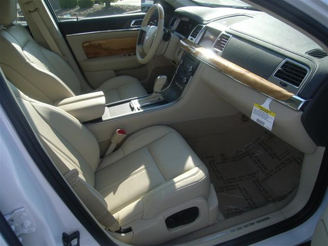 Lincoln MKS 2011 photo 3