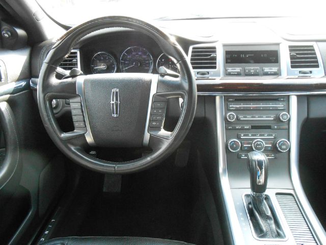 Lincoln MKS 2011 photo 2