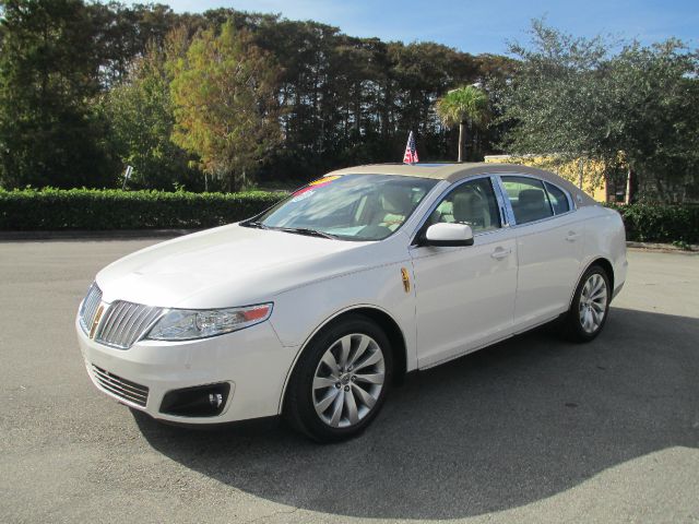 Lincoln MKS 2011 photo 2