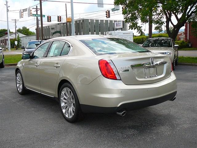 Lincoln MKS 2011 photo 2