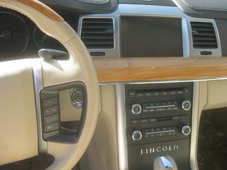 Lincoln MKS 2011 photo 2