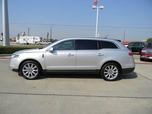 Lincoln MKT 2010 photo 2