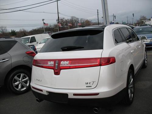 Lincoln MKT 2010 photo 2